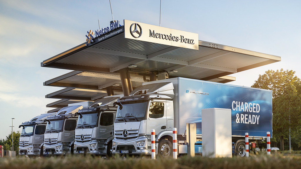 Einfacher Einstieg in die E-Mobilität Mercedes-Benz Trucks eröffnet Ladepark für Kunden in WörthAn easy gateway to electric mobility: Mercedes-Benz Trucks opens charging park for customers in Wörth