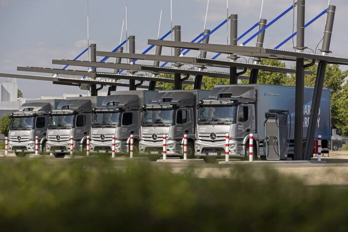 Einfacher Einstieg in die E-Mobilität Mercedes-Benz Trucks eröffnet Ladepark für Kunden in WörthAn easy gateway to electric mobility: Mercedes-Benz Trucks opens charging park for customers in Wörth