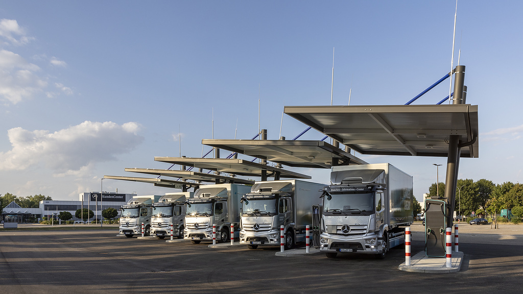 Einfacher Einstieg in die E-Mobilität Mercedes-Benz Trucks eröffnet Ladepark für Kunden in WörthAn easy gateway to electric mobility: Mercedes-Benz Trucks opens charging park for customers in Wörth