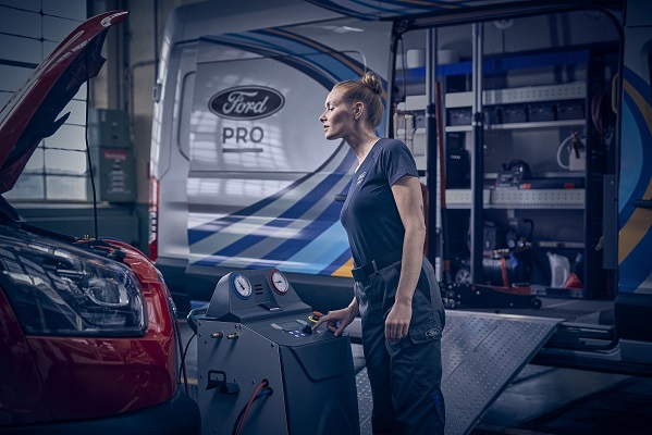 IAA Transportation: Ford Pro stellt neuen E-Transit Custom und digitale Lösungen zur Steigerung der Produktivität vor