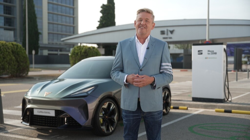 Wayne Griffith und der neue Cupra  Raval.