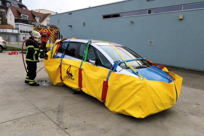 Rescue-E-Bag von Weber Rescue Systems: Quarantäne-System für Elektrofahrzeuge nach einem Brandereignis.