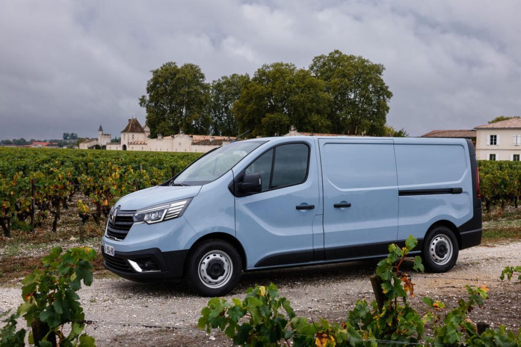 All-new Trafic Van E-Tech electric completes Renaults all-electric light commercial vehicle line (1)
